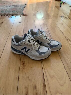 New Balance 990v3 men's 6, women's 7.5